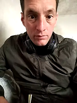 Snapshot of Robert83uy chatting on October 31, 2025, 3:30 pm Robert83uy online show from October 31, 2025, 3:30 pm