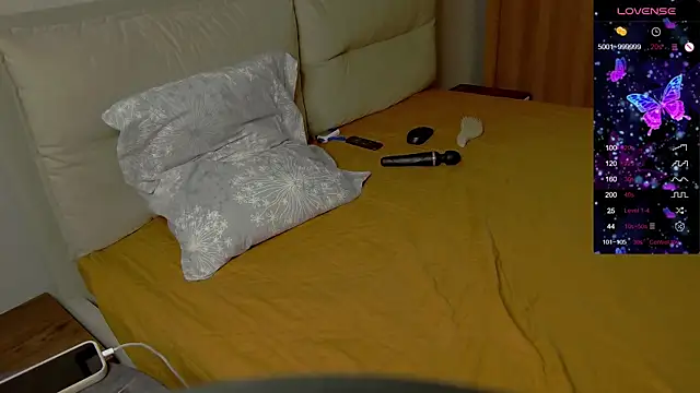 Snapshot of Holly_Molii chatting on October 11, 2025, 2:12 am Holly Molii online show from October 11, 2025, 2:12 am