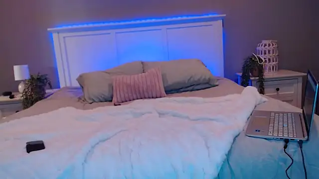 Naughty pussy2cum online show from January 3, 2025, 10:29 pm