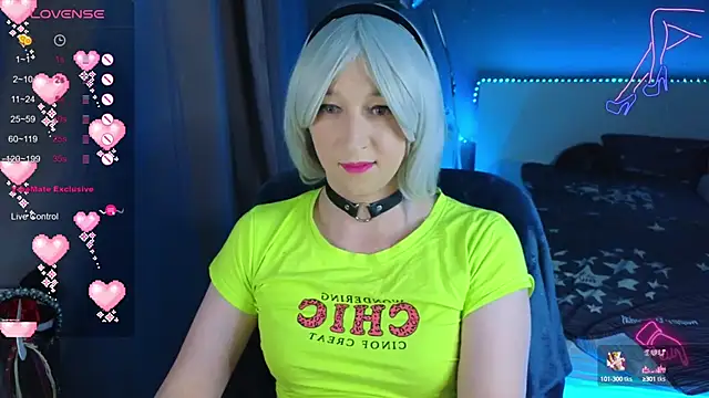 SexyTrixyLove online show from February 5, 2025, 9:40 pm