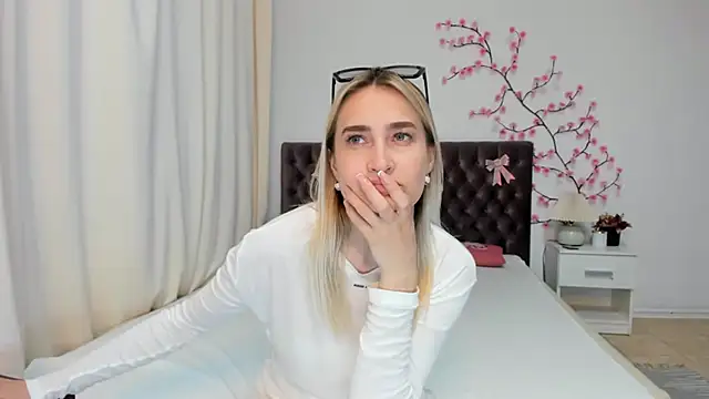KateOwyns online show from May 19, 2026, 12:12 pm