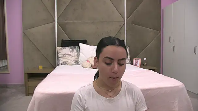 Snapshot of ElyzaIbarra chatting on October 8, 2025, 6:04 am ElyzaIbarra online show from October 8, 2025, 6:04 am