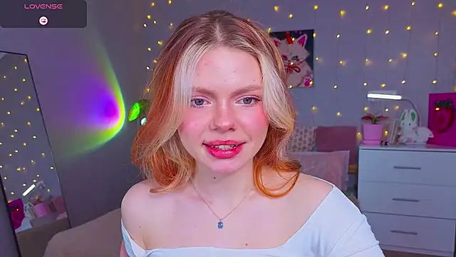 Red  Candy online show from April 12, 2026, 11:02 am