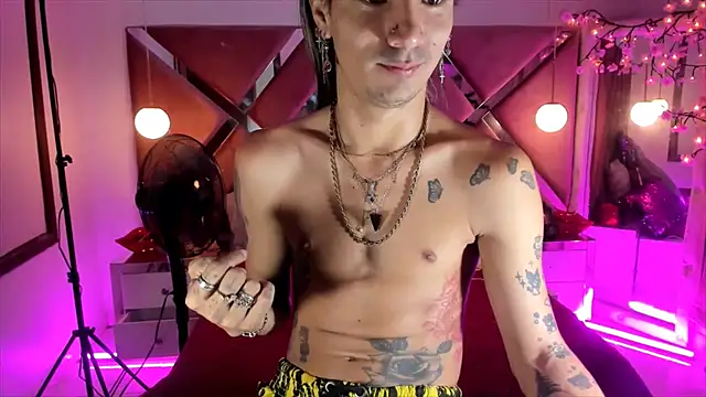 Snapshot of georgie_latin99 chatting on October 17, 2025, 2:30 pm georgie latin99 online show from October 17, 2025, 2:30 pm