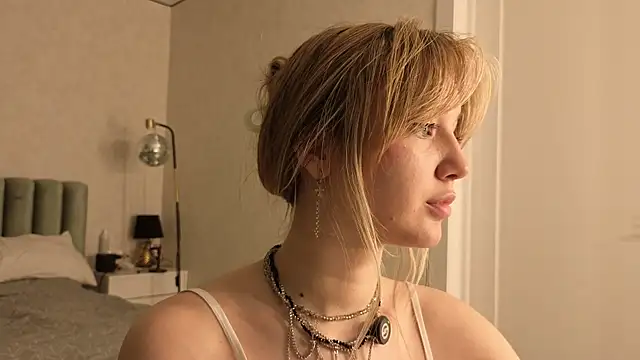 bonnyfloweer online show from May 17, 2026, 6:41 pm