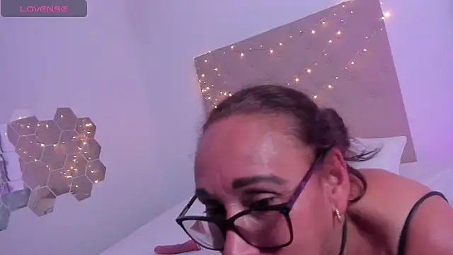 Snapshot of Angelaa_ramirez chatting on March 8, 2025, 4:34 am Angelaa ramirez online show from March 8, 2025, 4:34 am