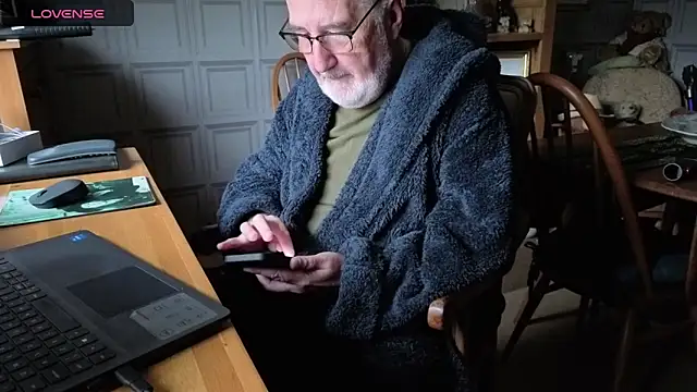 Snapshot of Adamdaddybear chatting on October 16, 2025, 7:27 am Adamdaddybear online show from October 16, 2025, 7:27 am