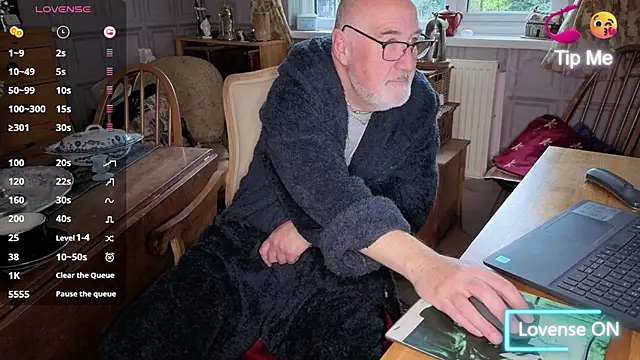 Snapshot of Adamdaddybear chatting on October 30, 2025, 7:39 am Adamdaddybear online show from October 30, 2025, 7:39 am