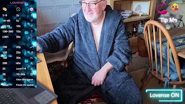 Snapshot of Adamdaddybear chatting on October 9, 2025, 8:15 am Adamdaddybear online show from October 9, 2025, 8:15 am