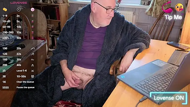 Adamdaddybear online show from November 5, 2025, 8:06 am