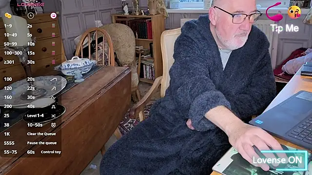 Snapshot of Adamdaddybear chatting on October 29, 2025, 7:29 am Adamdaddybear online show from October 29, 2025, 7:29 am