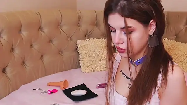 evelonel online show from November 28, 2025, 7:14 pm