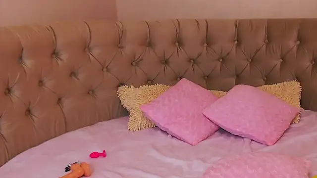 evelonel online show from April 8, 2026, 7:15 pm