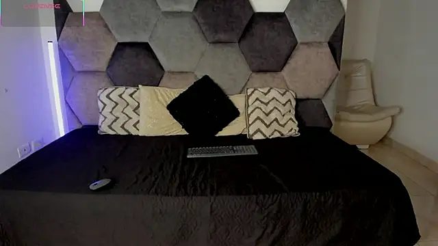 Snapshot of Latrellx7 chatting on April 23, 2026, 3:24 am Latrellx7 online show from April 23, 2026, 3:24 am
