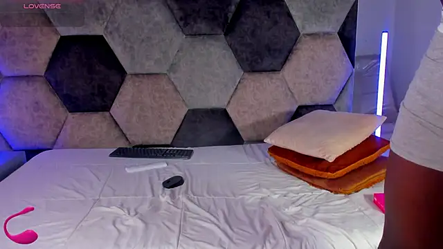 Latrellx7 online show from February 26, 2026, 3:50 am