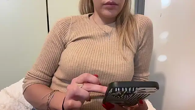 Snapshot of MissBella131 chatting on November 12, 2025, 2:43 pm MissBella131 online show from November 12, 2025, 2:43 pm