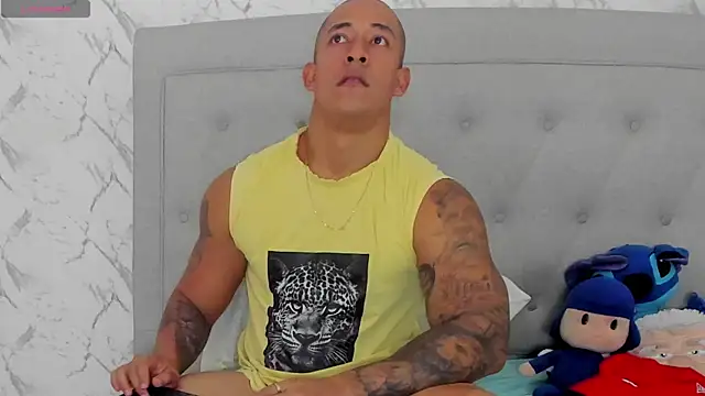 luigiferrara online show from April 12, 2026, 7:39 pm