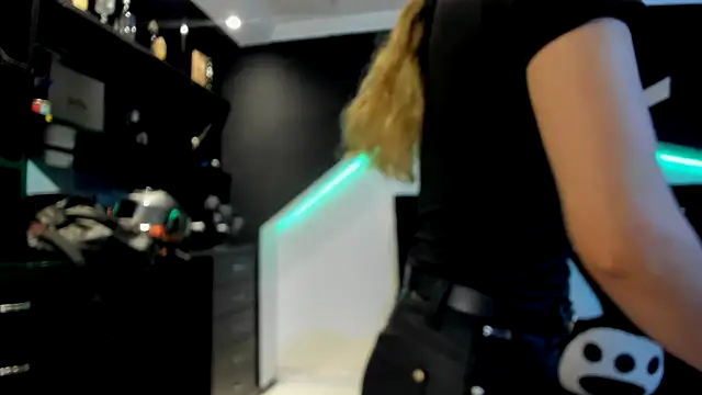 Coral Gibson online show from February 25, 2025, 12:38 pm