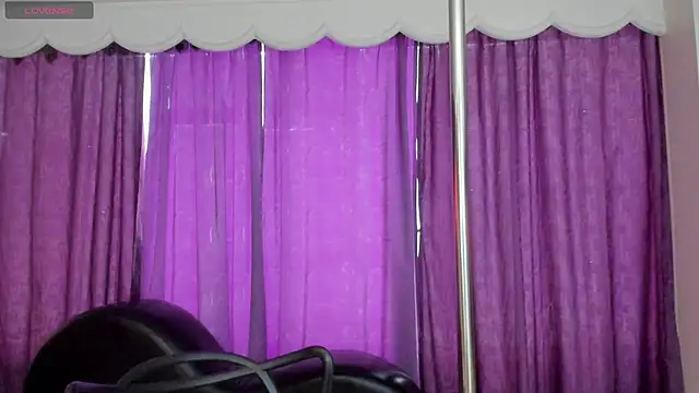 Coral Gibson online show from October 7, 2025, 1:23 pm