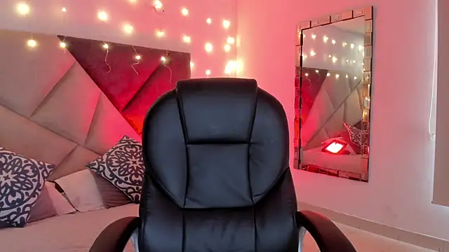 Snapshot of GiaFu chatting on October 30, 2025, 6:16 pm GiaFu online show from October 30, 2025, 6:16 pm