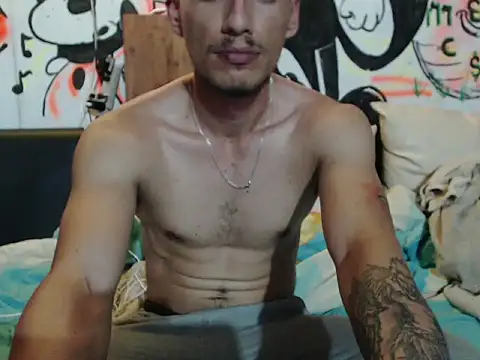 Snapshot of roystonee01 chatting on September 19, 2025, 5:33 am roystonee01 online show from September 19, 2025, 5:33 am