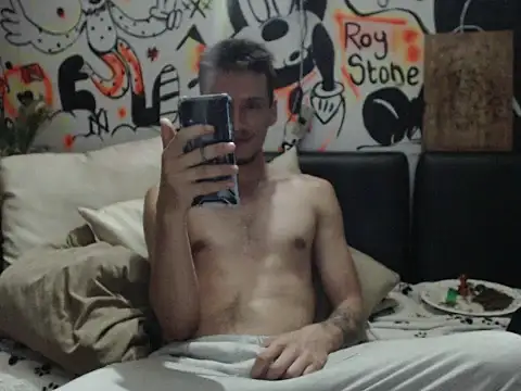 Snapshot of roystonee01 chatting on September 27, 2025, 2:28 am roystonee01 online show from September 27, 2025, 2:28 am