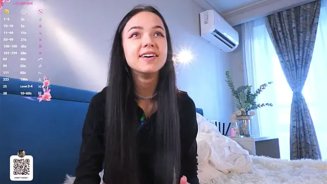 Snapshot of SynneFrary chatting on October 13, 2025, 6:04 am SynneFrary online show from October 13, 2025, 6:04 am