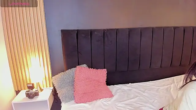 sweetsofia18 online show from April 18, 2026, 11:38 pm