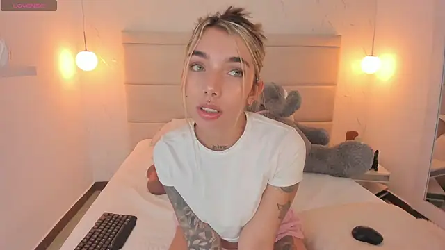 Mollymoon1 online show from November 27, 2025, 7:58 pm