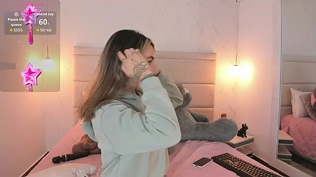 Mollymoon1 online show from December 1, 2025, 8:10 pm