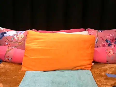 Pearl 00 online show from May 28, 2026, 2:52 am
