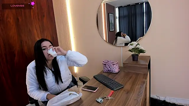 Leah Means  online show from September 11, 2025, 12:27 pm