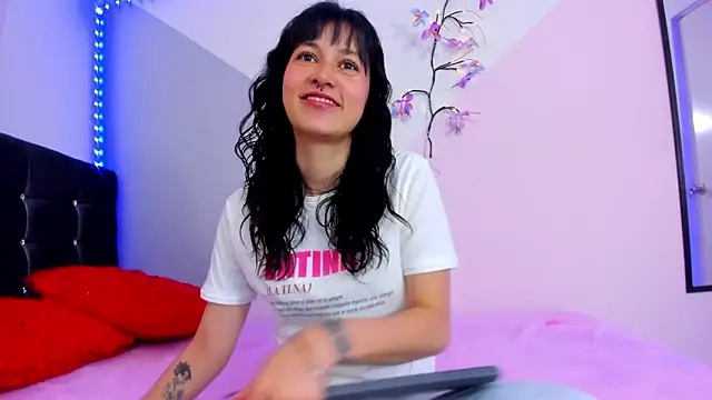 Snapshot of Camcrush__ chatting on October 8, 2025, 5:13 pm Camcrush   online show from October 8, 2025, 5:13 pm