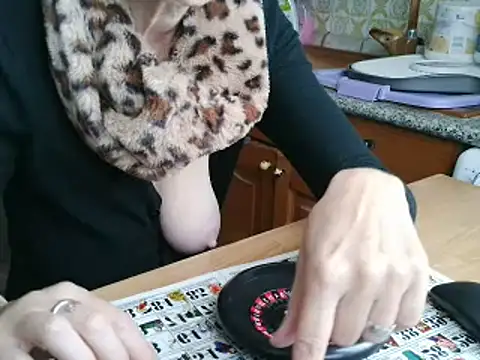 Snapshot of VeneRed chatting on November 2, 2025, 8:41 am VeneRed online show from November 2, 2025, 8:41 am