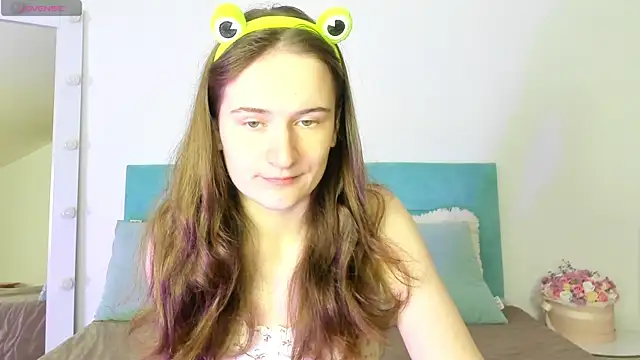 Snapshot of L1ittle_kitty_ chatting on October 22, 2025, 5:18 am L1ittle kitty  online show from October 22, 2025, 5:18 am