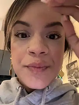 Snapshot of Alisha-Bond chatting on February 7, 2025, 11:03 pm Alisha-Bond online show from February 7, 2025, 11:03 pm