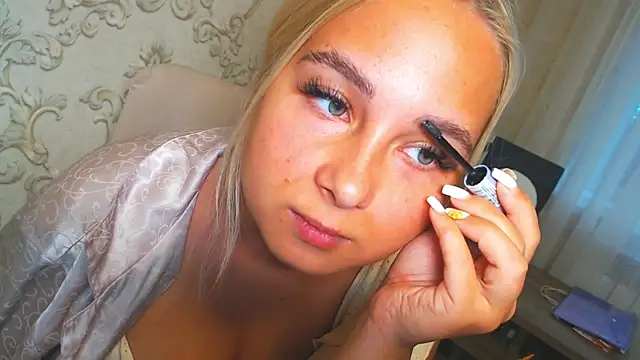 Snapshot of DolphinDreams chatting on October 15, 2025, 10:12 am DolphinDreams online show from October 15, 2025, 10:12 am