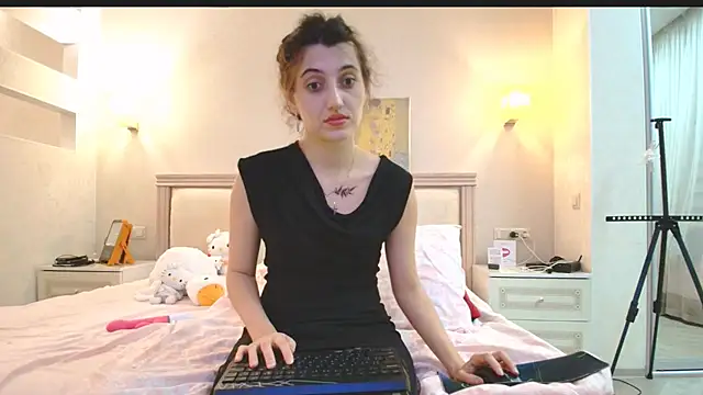 Snapshot of Iren chatting on December 18, 2025, 10:57 pm Iren online show from December 18, 2025, 10:57 pm