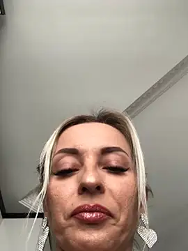 Diamond Bunny  online show from February 4, 2025, 9:49 am