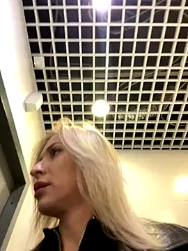 Diamond Bunny  online show from December 16, 2025, 12:53 pm