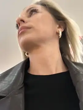 Diamond Bunny  online show from September 28, 2025, 4:03 pm