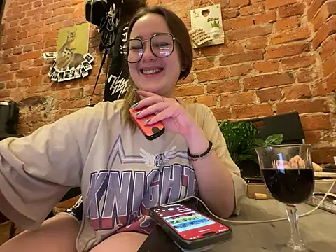 Snapshot of Emma_B1uem chatting on December 12, 2024, 12:59 am Emma B1uem online show from December 12, 2024, 12:59 am