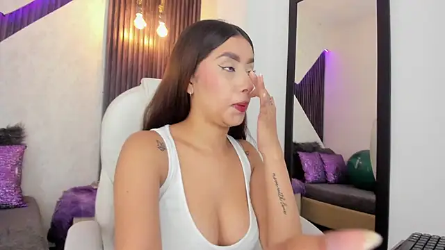 laurin clauz  online show from September 16, 2025, 3:46 pm