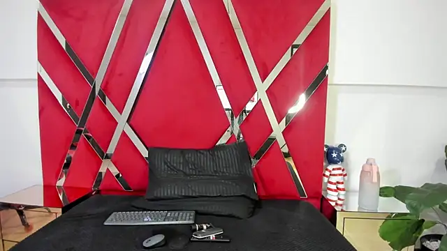 Milanxht online show from October 13, 2025, 8:43 pm