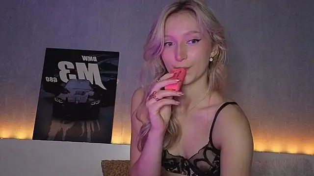 Snapshot of MiaNixan chatting on October 1, 2025, 5:01 am MiaNixan online show from October 1, 2025, 5:01 am