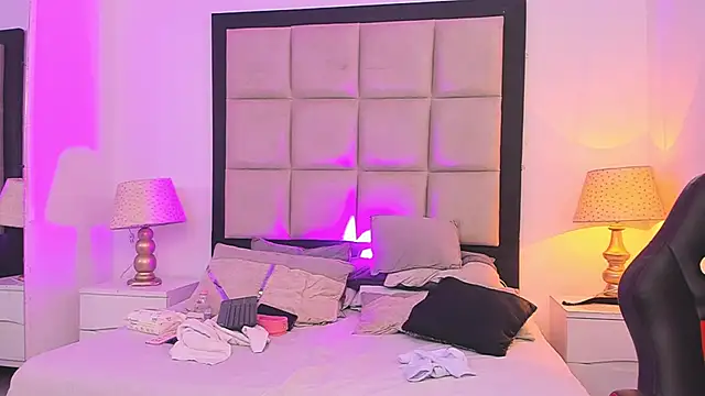 Snapshot of AmberBee chatting on January 15, 2025, 6:50 pm AmberBee online show from January 15, 2025, 6:50 pm