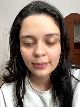 Bella-hadiid online show from September 12, 2025, 11:26 pm