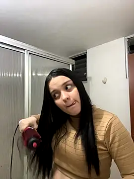Bella-hadiid online show from September 10, 2025, 11:37 pm
