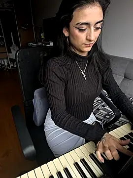 Lila Desiree online show from November 13, 2025, 4:00 pm