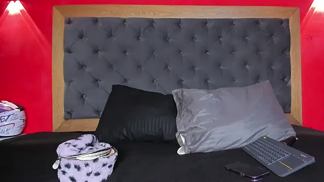 YayaHilton online show from April 9, 2026, 5:31 am